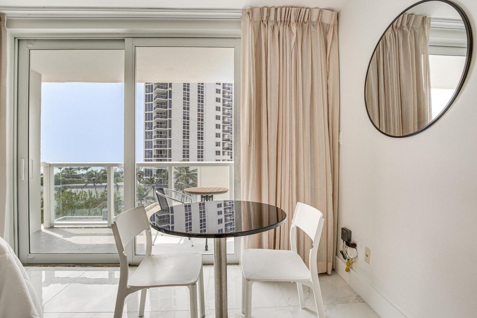 Sunny Isles Beach Resort Studio With Ocean Views Екстер'єр фото