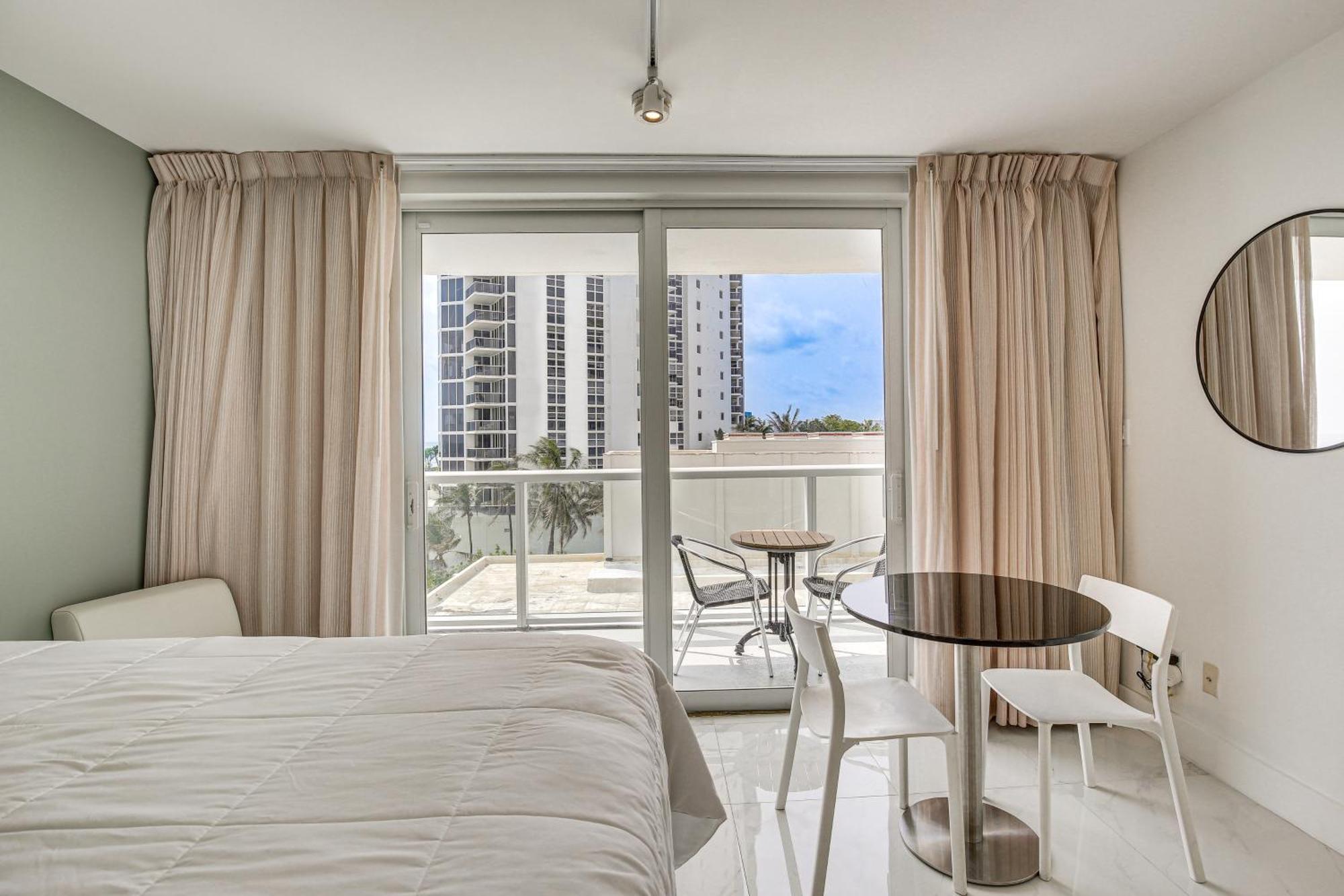 Sunny Isles Beach Resort Studio With Ocean Views Екстер'єр фото