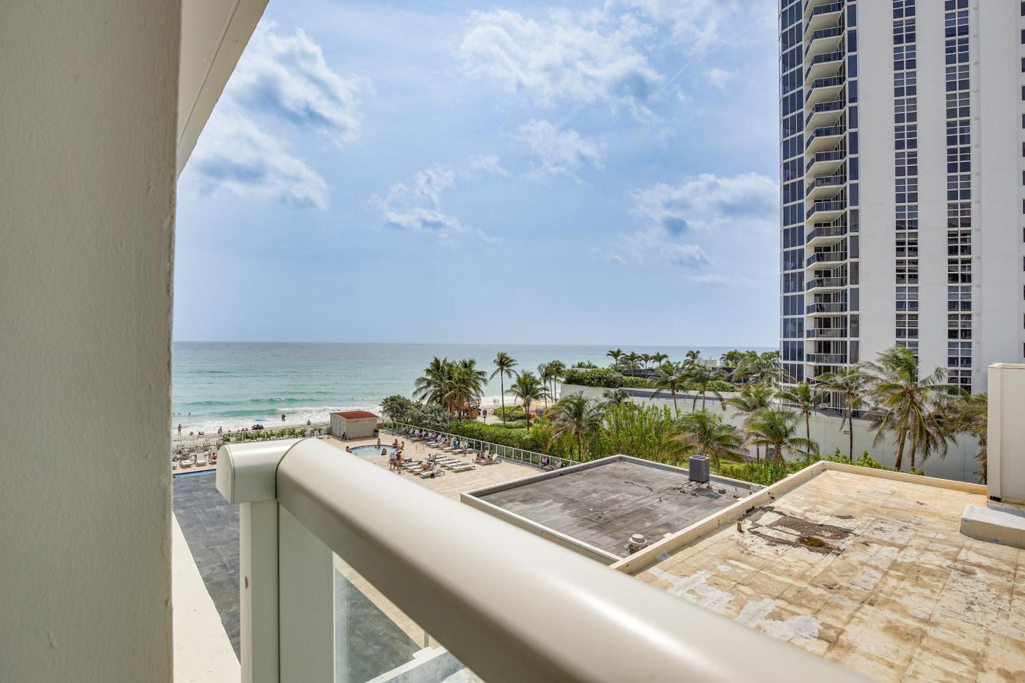 Sunny Isles Beach Resort Studio With Ocean Views Екстер'єр фото